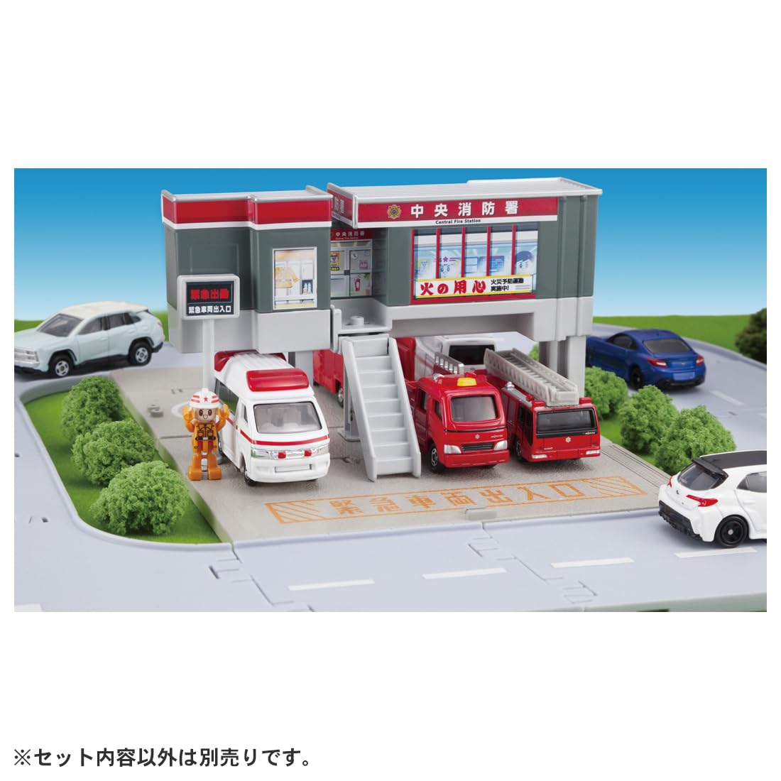 Takara Tomy Tomica Tomica Town Fire Station (with Firefighter) Mini Car Toy Ages 3+