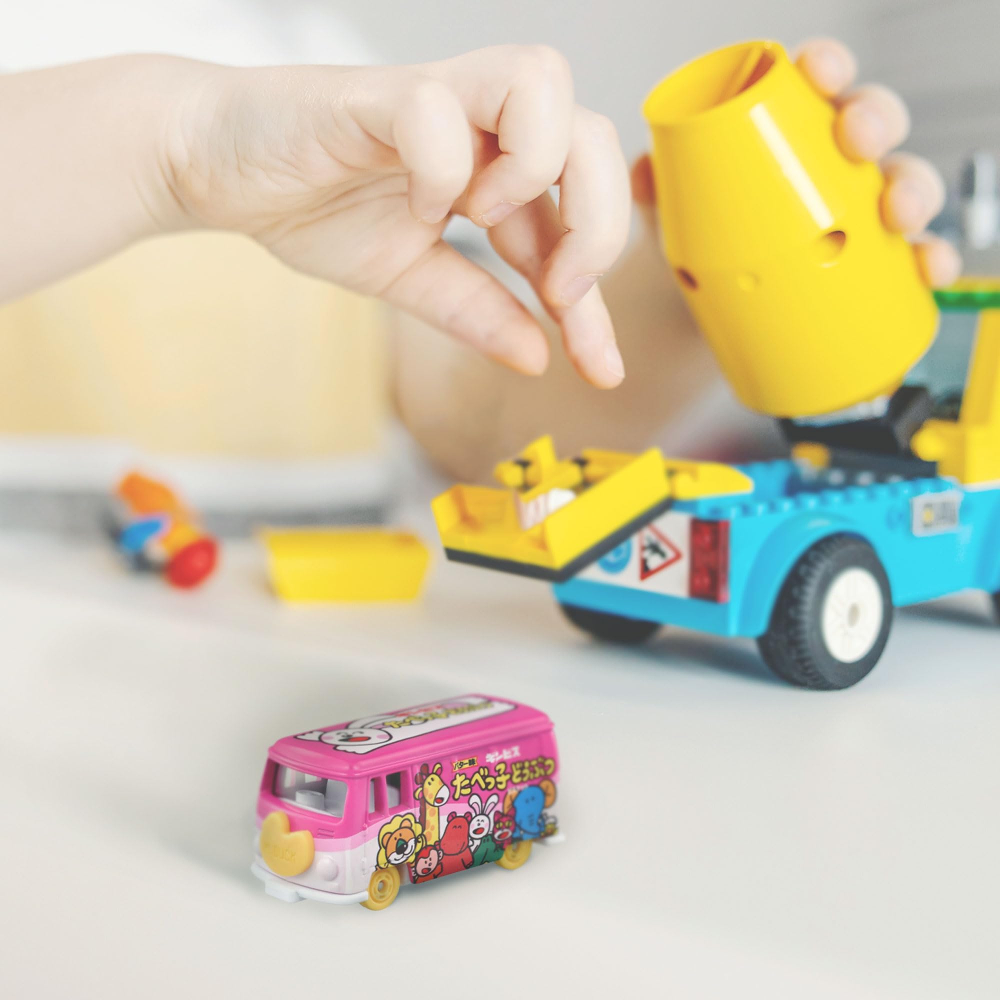 TAKARA TOMY Dream Tomica No.170 Tabekko Animal Mini Car Toy Ages 3+