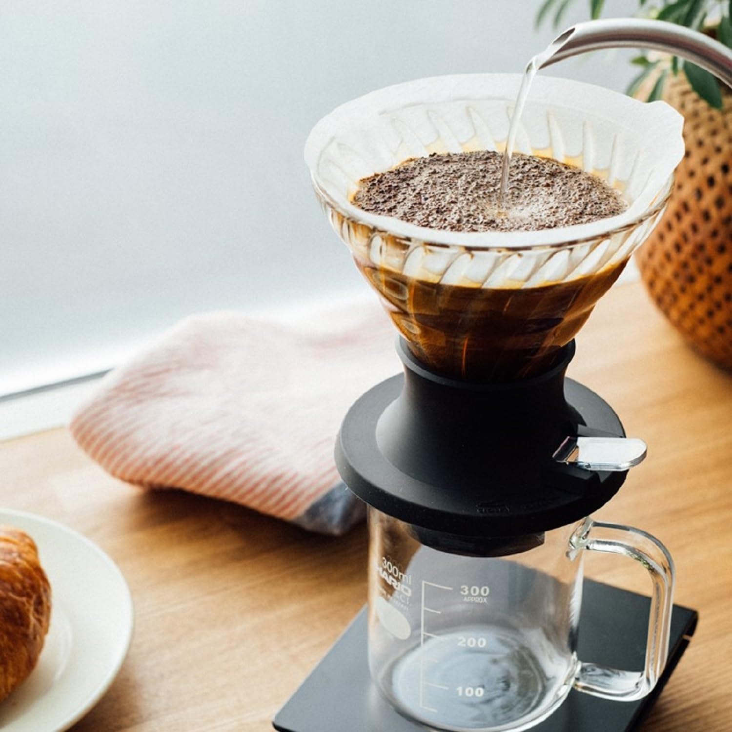 HARIO Immersion Dripper Switch, Easy extraction just by pressing, Yield 200ml, Black, Made in Japan, Server (300ml) Set SSD-5012-B