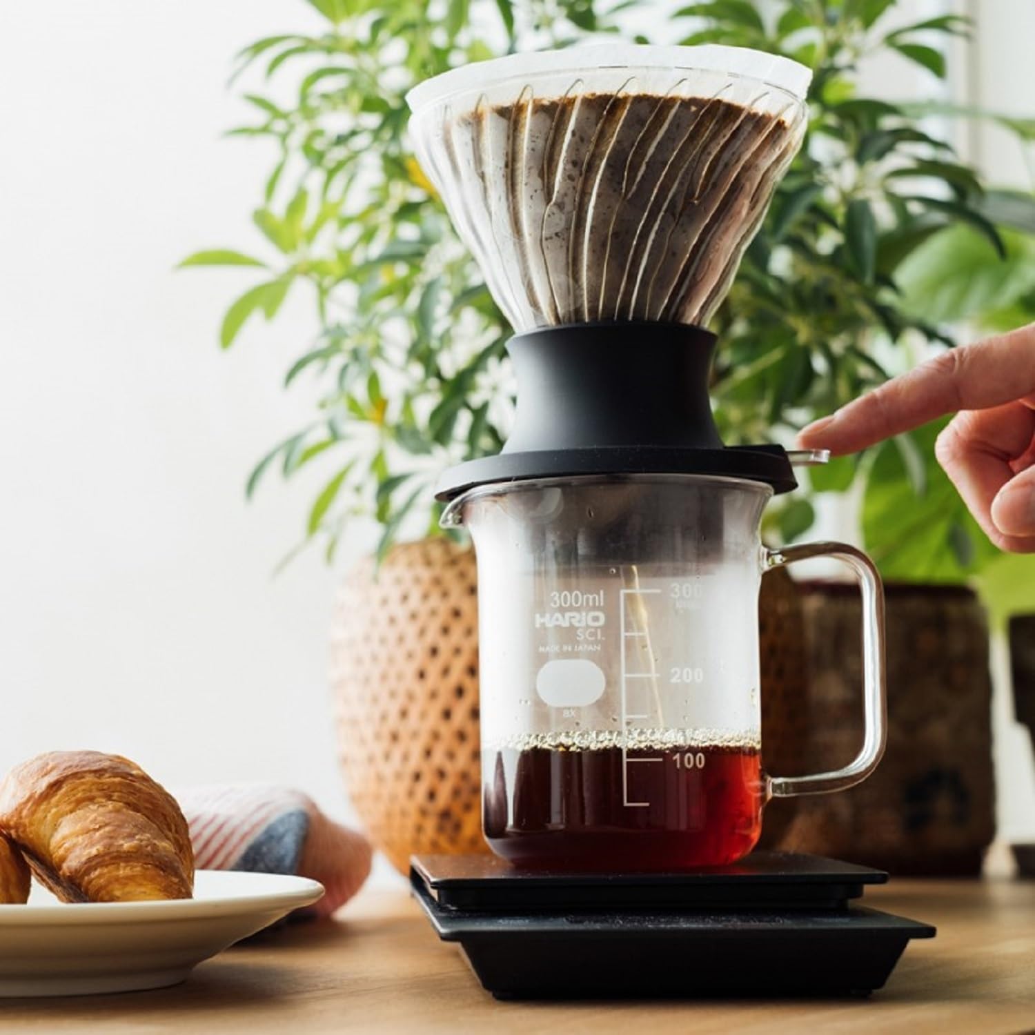 HARIO Immersion Dripper Switch, Easy extraction just by pressing, Yield 200ml, Black, Made in Japan, Server (300ml) Set SSD-5012-B