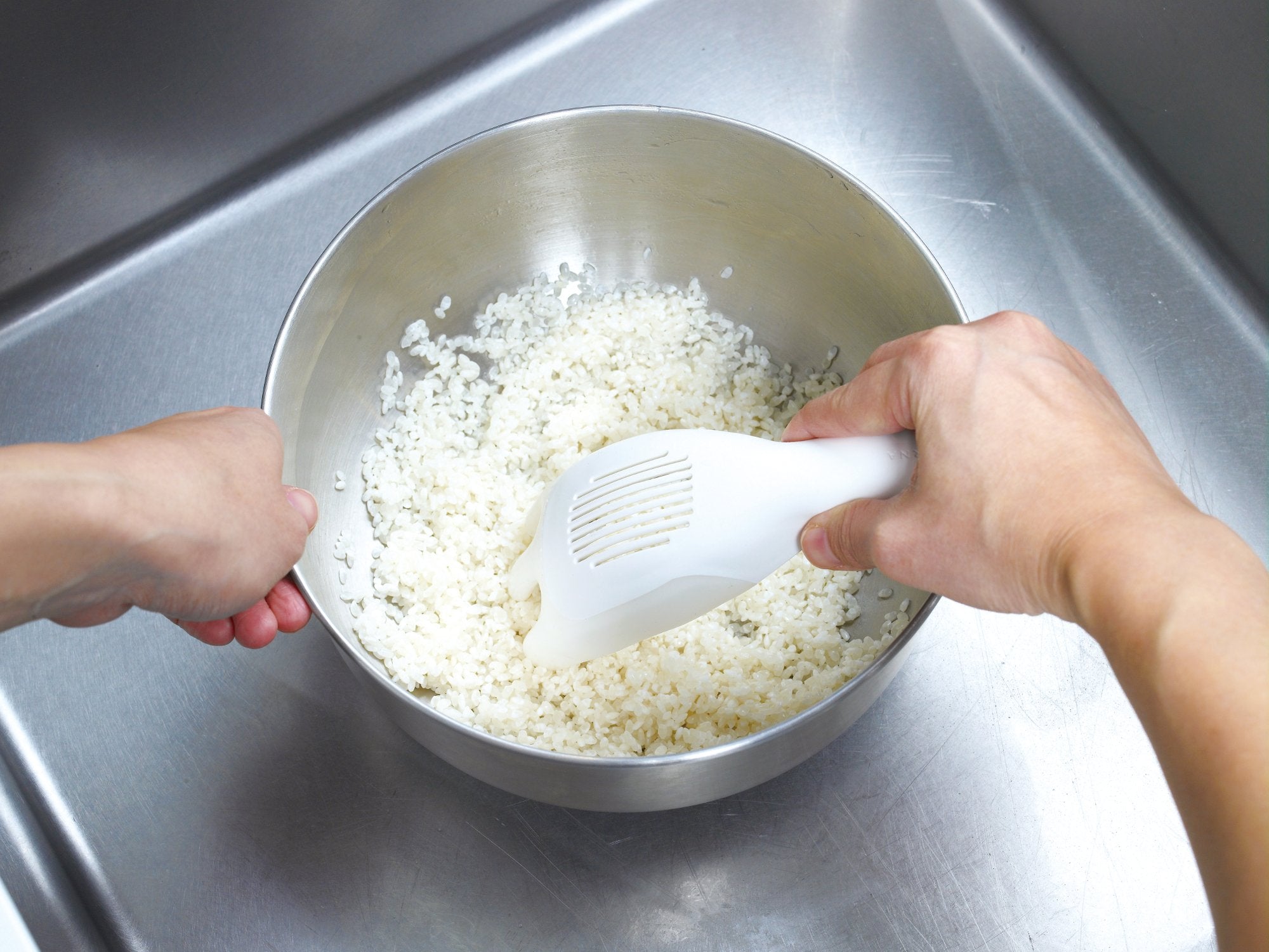 Marna Extreme Rice Sharpener (White) Rice Sharpener with Drainer Stock (Quickly drains water / Gentle on both rice and pot) Rice Sharpener K679W