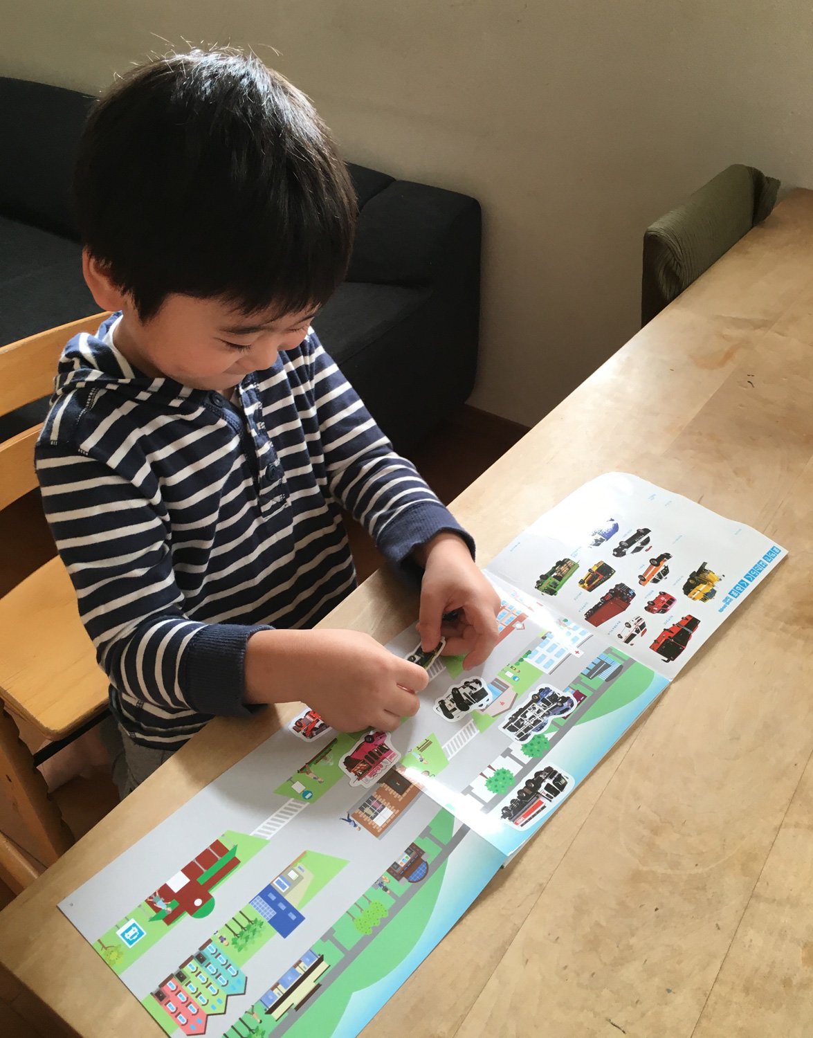Levan Fun children's encyclopedia with stickers Working cars Photo: Minoru Ogano